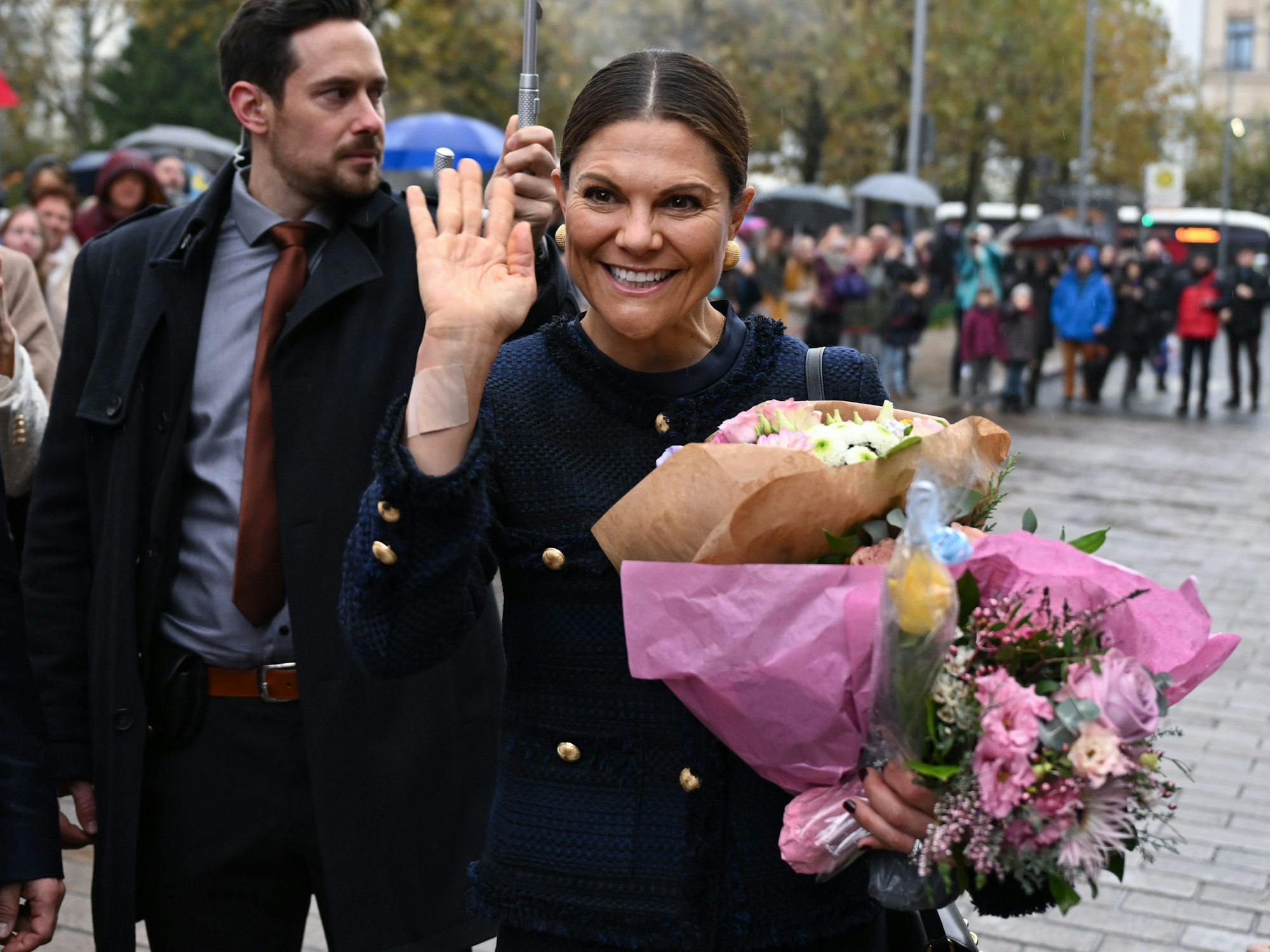 Kronprinzessin Victoria von Schweden bekommt nach ihrer Ankunft vor der Hessischen Staatskanzlei Blumen überreicht.