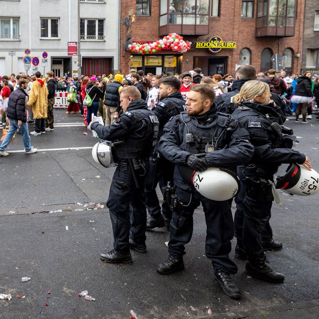Polizeibeamte stehen auf der Zülpicher Straße schon vor dem offiziellen Start der Karnevalssaison am 11.11. um 11.11 Uhr.