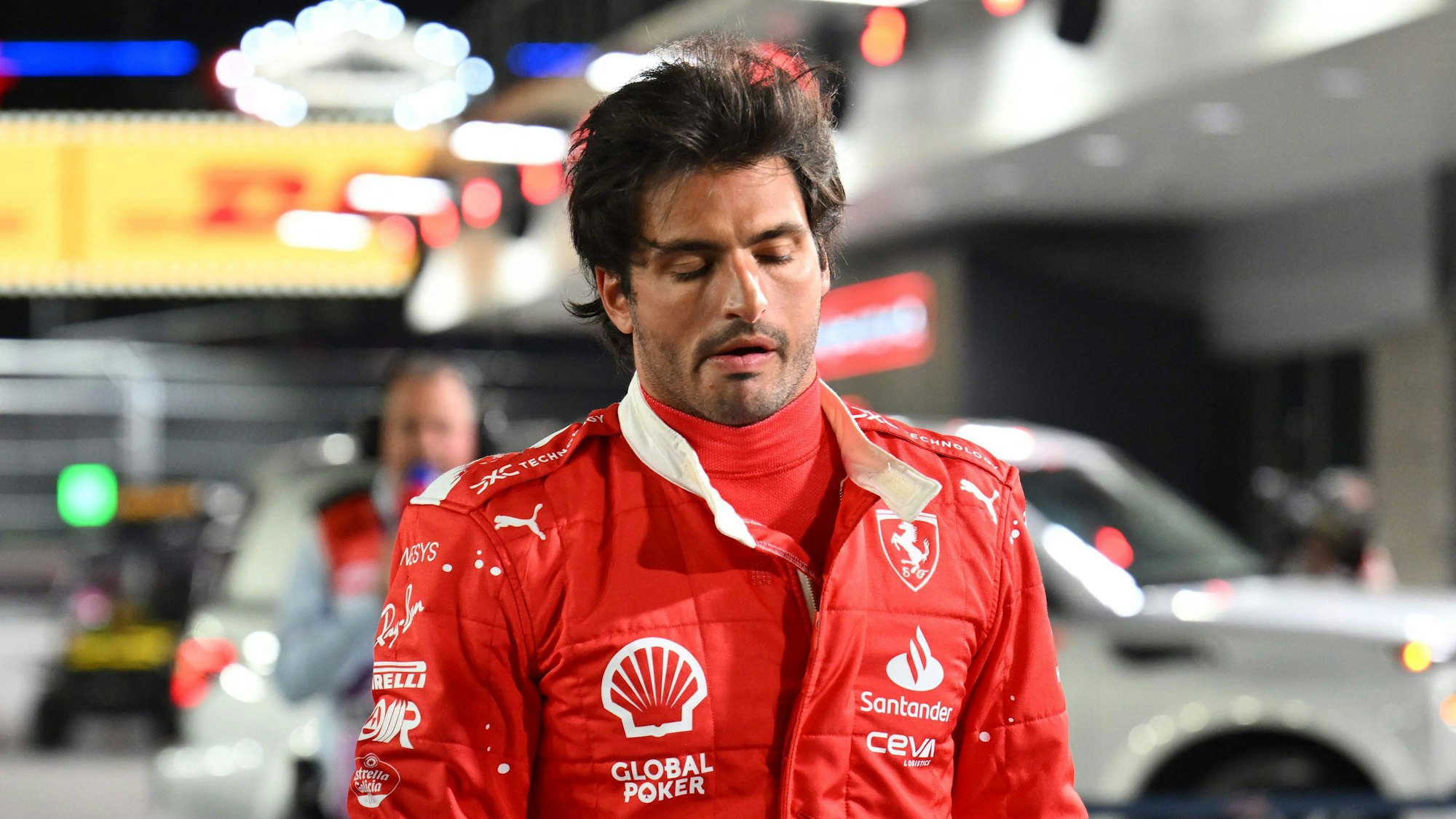Ferrari-Pilot Carlos Sainz auf der Formel-1-Strecke in Las Vegas, nachdem ein Vorfall, in den er involviert war, für den Abbruch des Auftakttrainings gesorgt hatte.