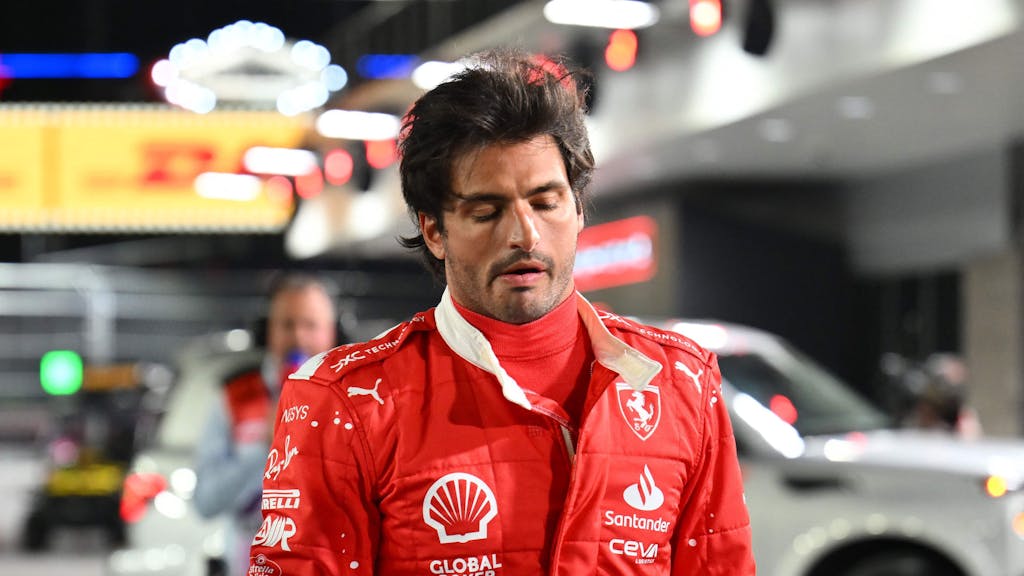 Ferrari-Pilot Carlos Sainz auf der Formel-1-Strecke in Las Vegas, nachdem ein Vorfall, in den er involviert war, für den Abbruch des Auftakttrainings gesorgt hatte.