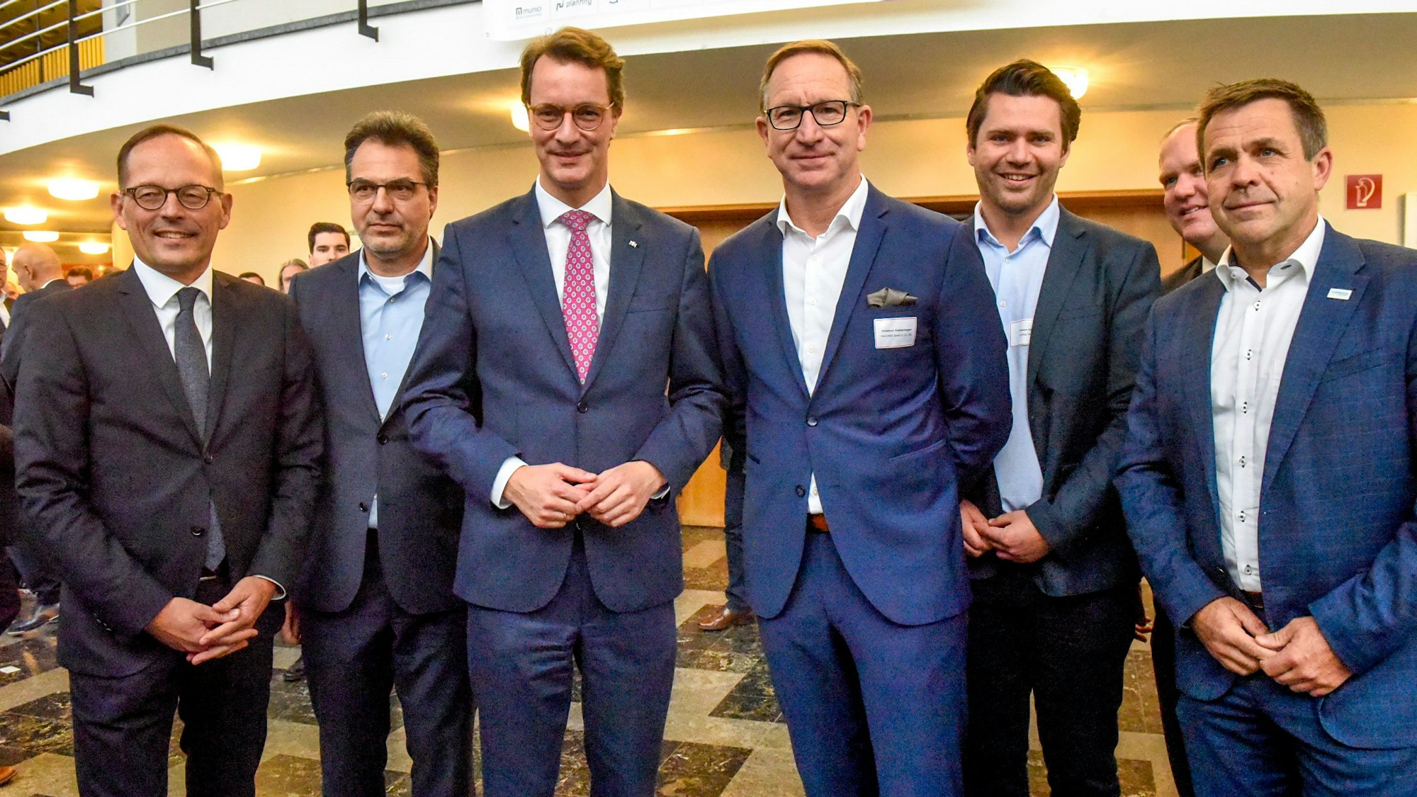 Auf dem Foto sind unter anderem Ministerpräsident Hendrik Wüst und Hürths Bürgermeister Dirk Breuer zu sehen.