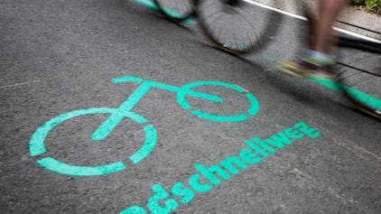 Das Foto zeigt die Markierung für einen Radschnellweg.