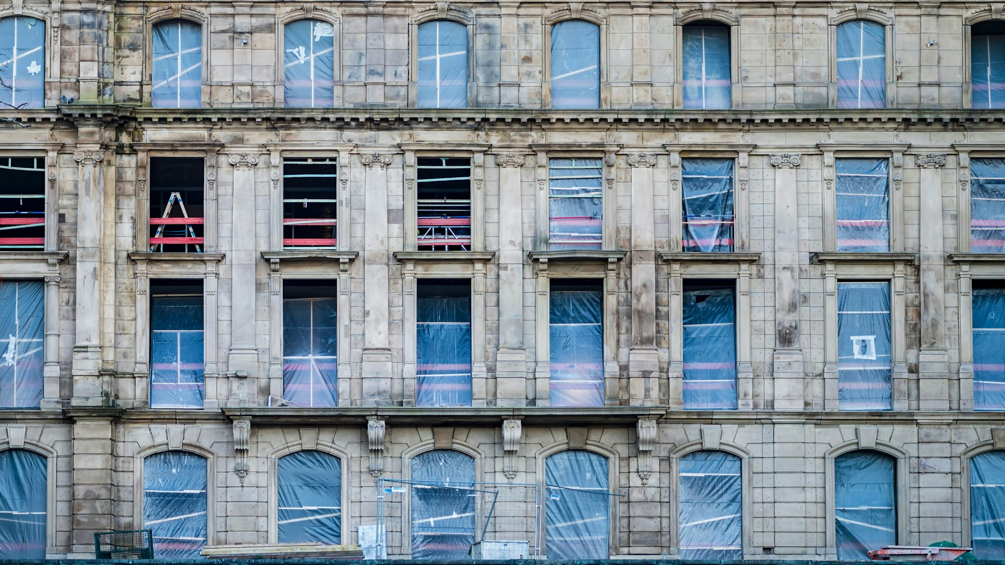 Noch ohne Fenster: Die Fassade des Dom-Hotels im Jahr 2022.