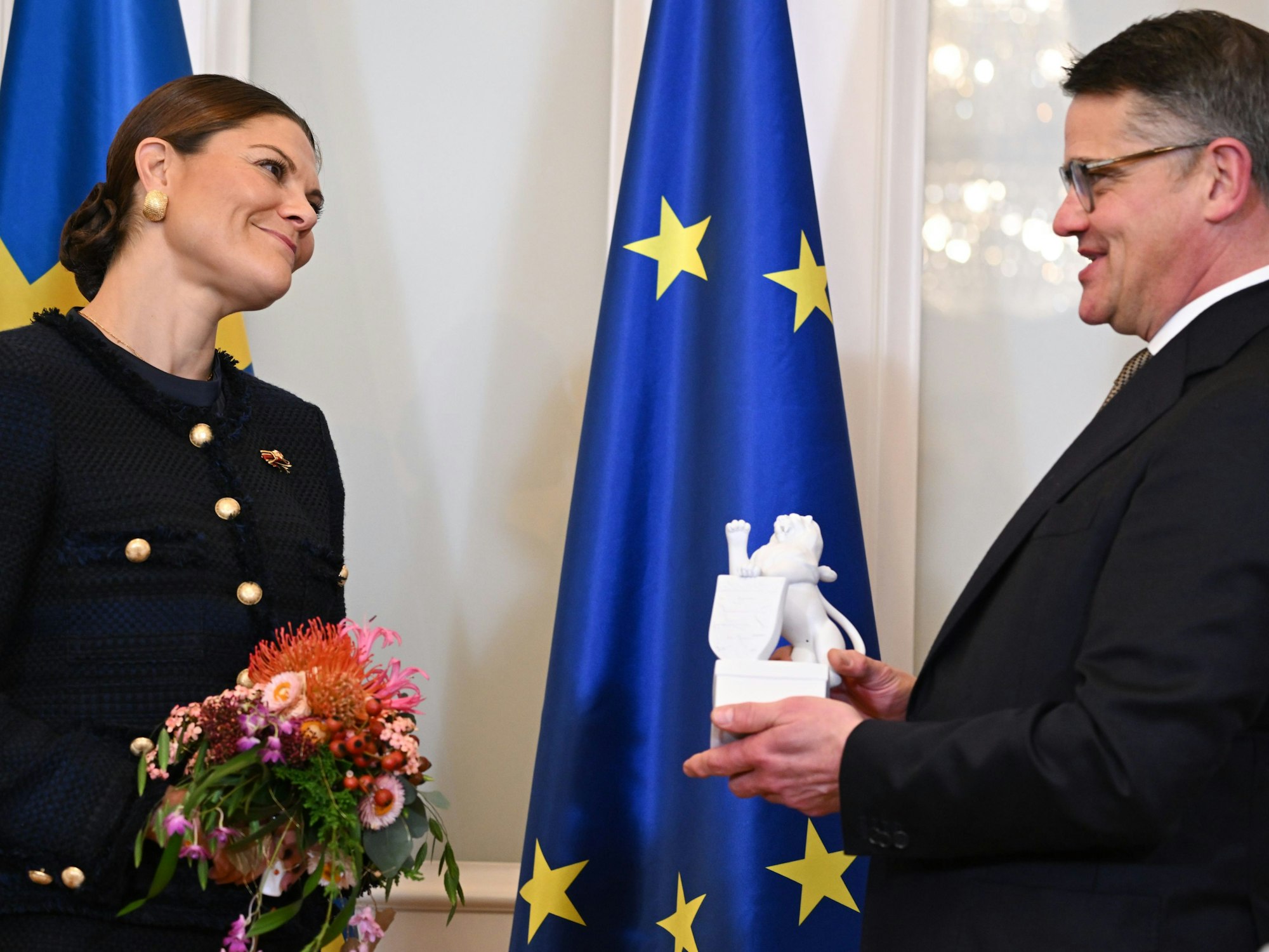 Boris Rhein (CDU), Ministerpräsident von Hessen, überreicht Kronprinzessin Victoria von Schweden beim Besuch in der Hessischen Staatskanzlei als Gastgeschenk einen Hessen-Löwen der Höchster Porzellanmanufaktur.