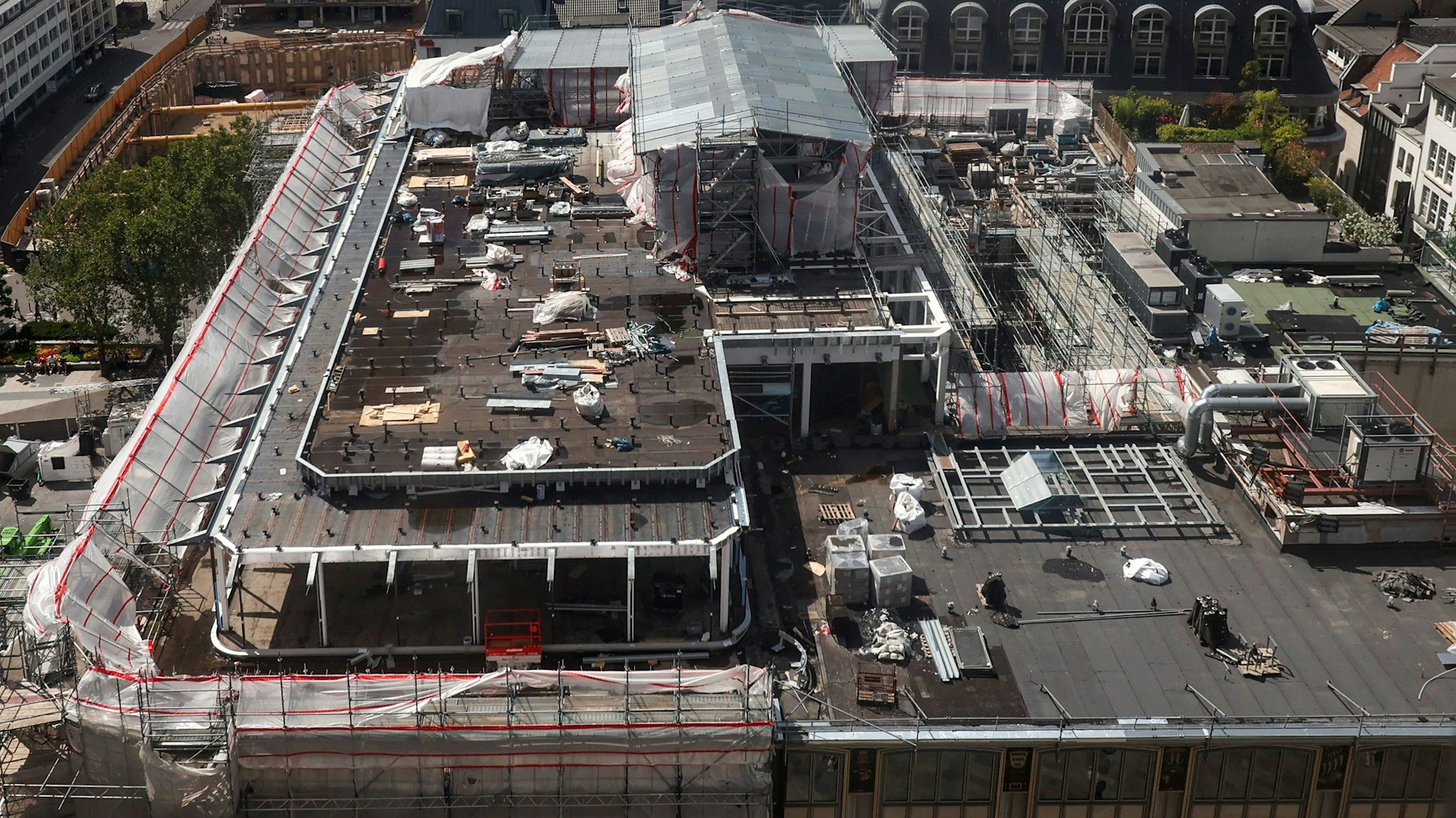 Sommer 2023: Auf dem Dach ist der Fortschritt der Bauarbeiten gut zu erkennen.