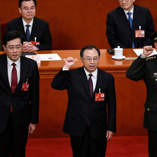 Die neu gewählten chinesischen Staatsräte Qin Gang (l) und Li Shangfu (r) legen am 12. März 2023 nach ihrer Wahl während der 5. Plenarsitzung des Nationalen Volkskongresses (NVK) in der Großen Halle des Volkes in Peking gemeinsam mit dem Staatsrat und dem Generalsekretär des Staatsrates Wu Zhenglong (m) den Amtseid ab.