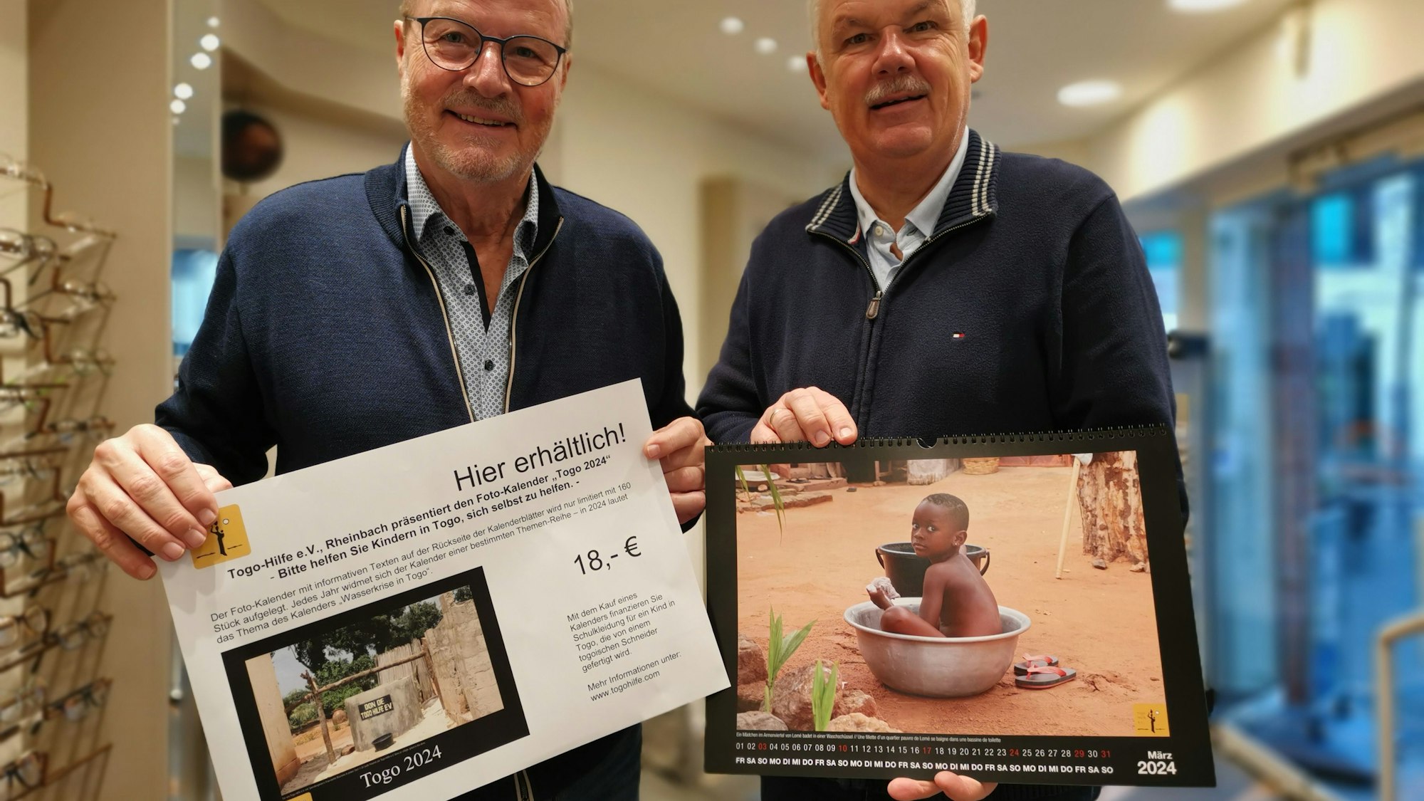 Der Rheinbacher Verein Togo-Hilfe e.V. hat auch für 2024 wieder einen sehr schönen Togo-Bild-Kalender erstellt.
Links Michael Firmenich, rechts Stefan Raetz
