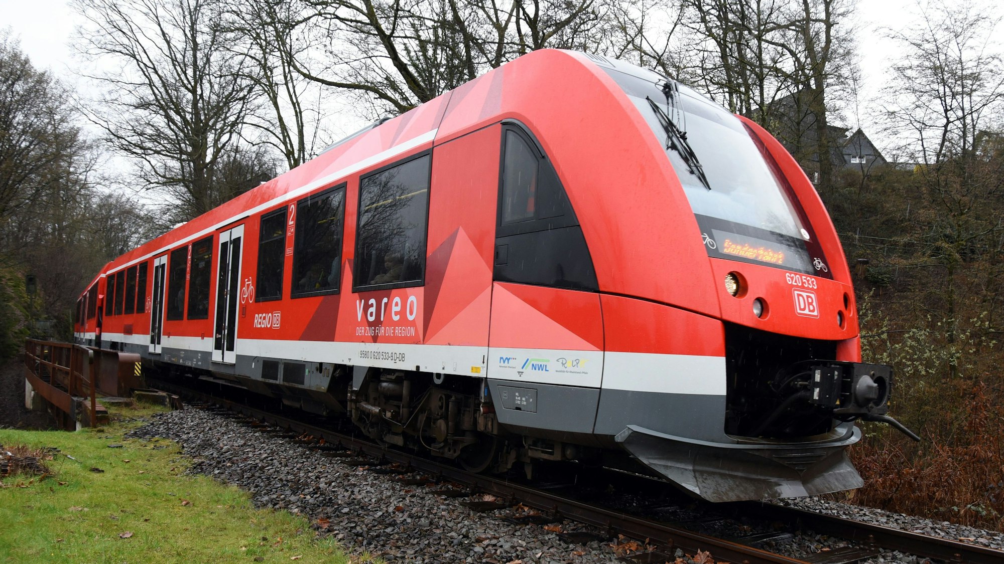 Symbolbild: Ein roter Zug fährt über Schienen