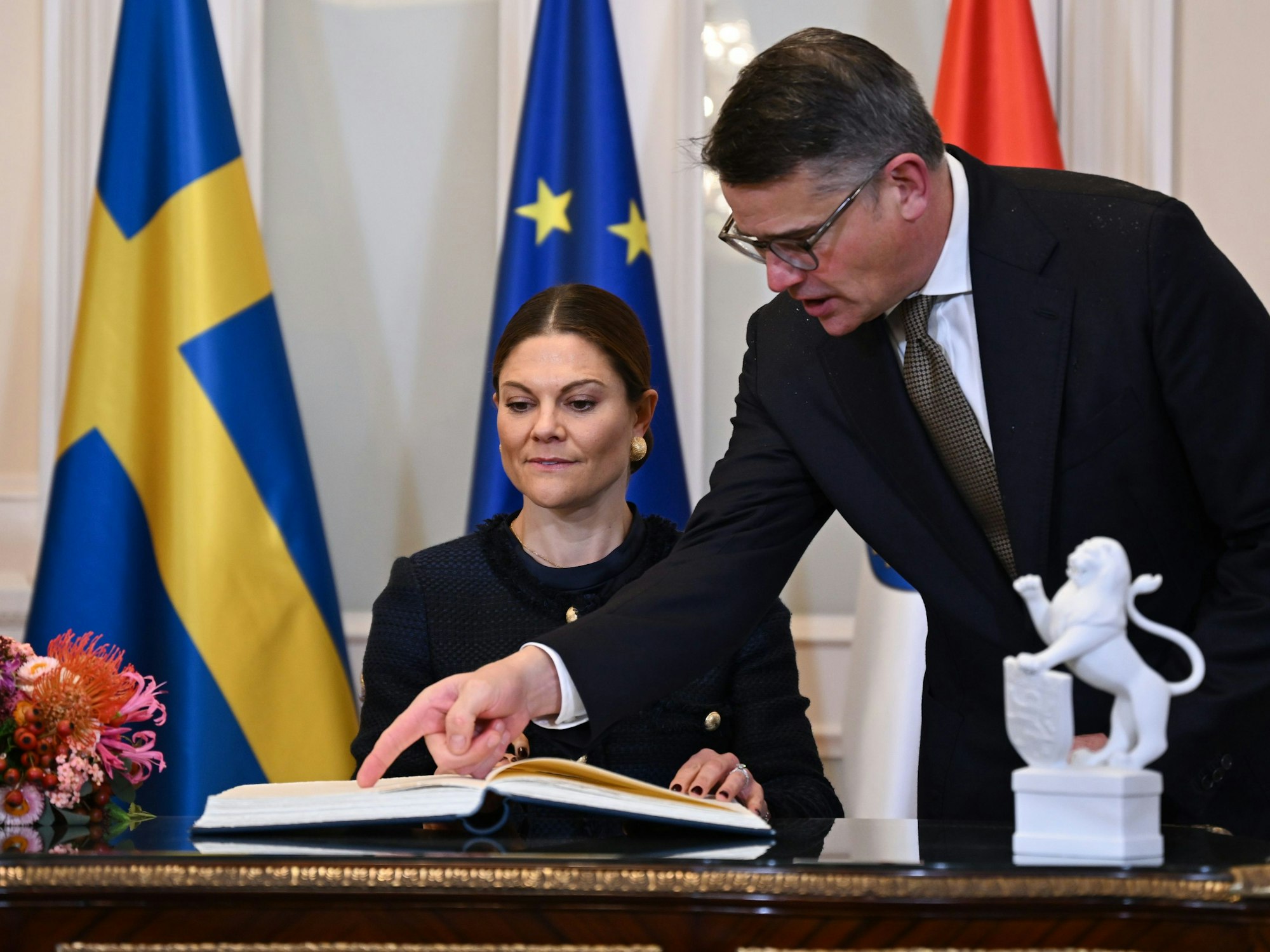 Kronprinzessin Victoria von Schweden trägt sich bei ihrem Besuch in der Hessischen Staatskanzlei im Beisein von Boris Rhein (CDU), Ministerpräsident von Hessen, in das Gästebuch ein.