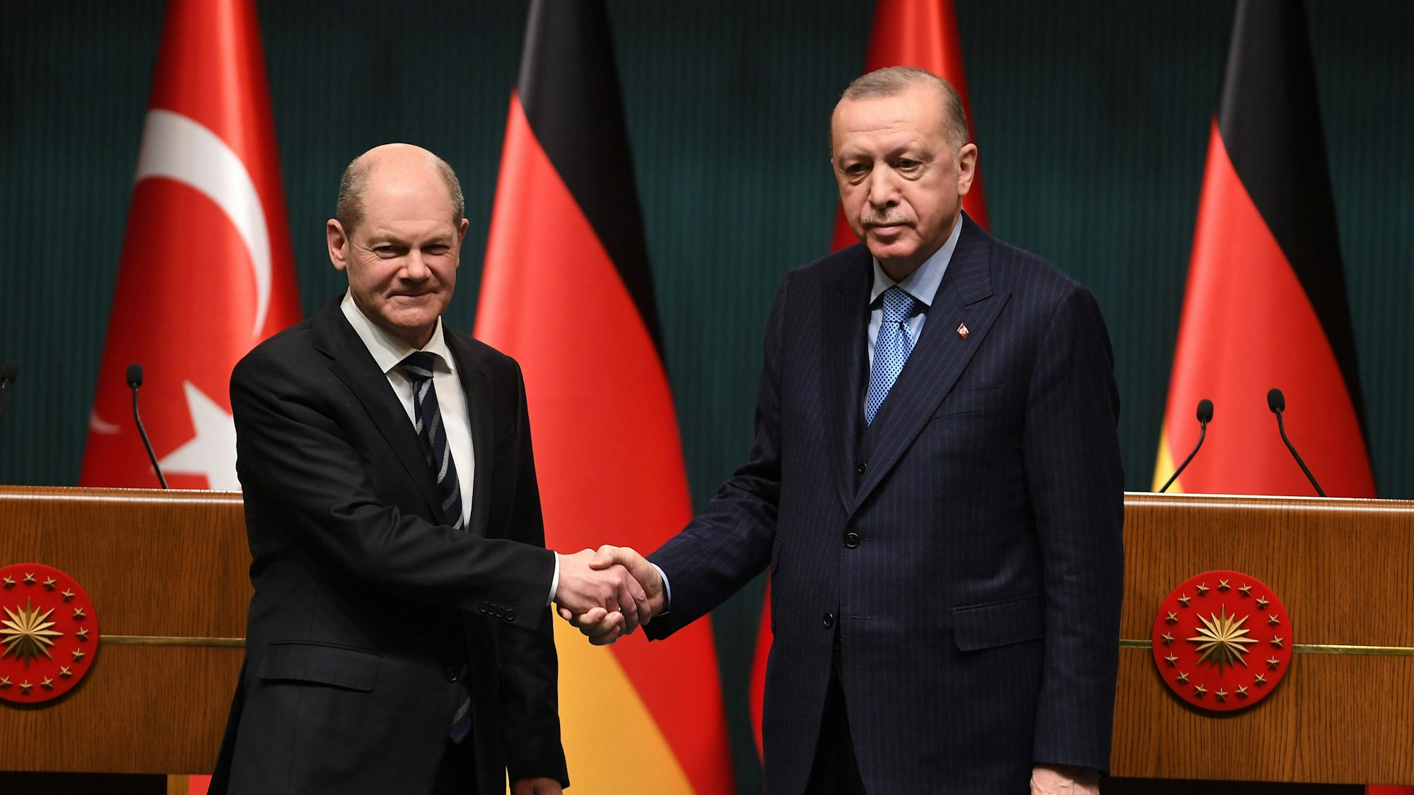 Scholz und Erdogan geben sich die Hand.