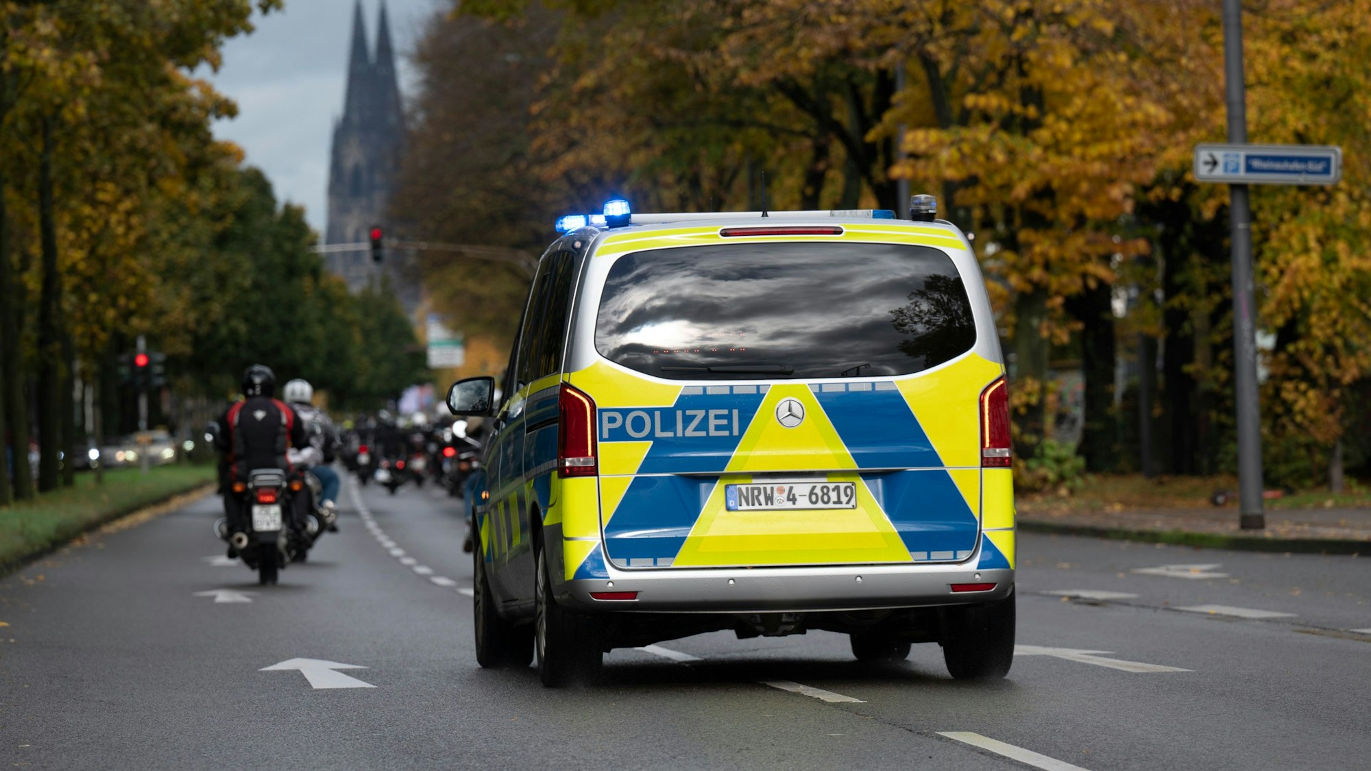 Ein Polizeifahrzeug fährt Richtung Kölner Dom.