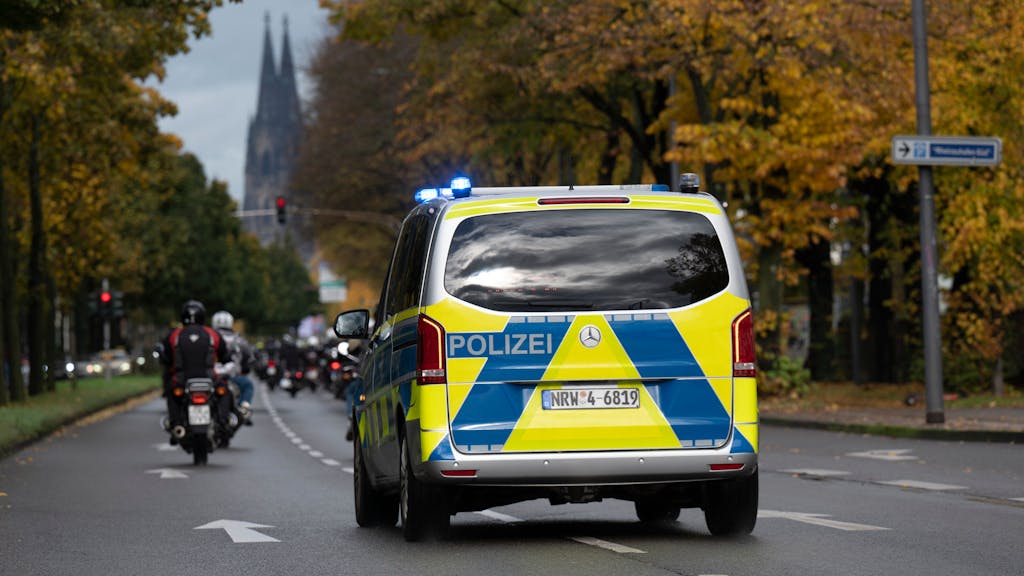 Ein Polizeifahrzeug fährt Richtung Kölner Dom.