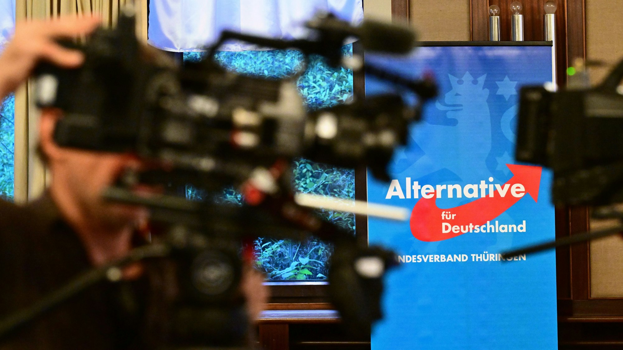 17.11.2023, Thüringen, Pfiffelbach: Ein Kameramann filmt im Saal des Hotel Pfiffelburg während des Landesparteitags der AfD.