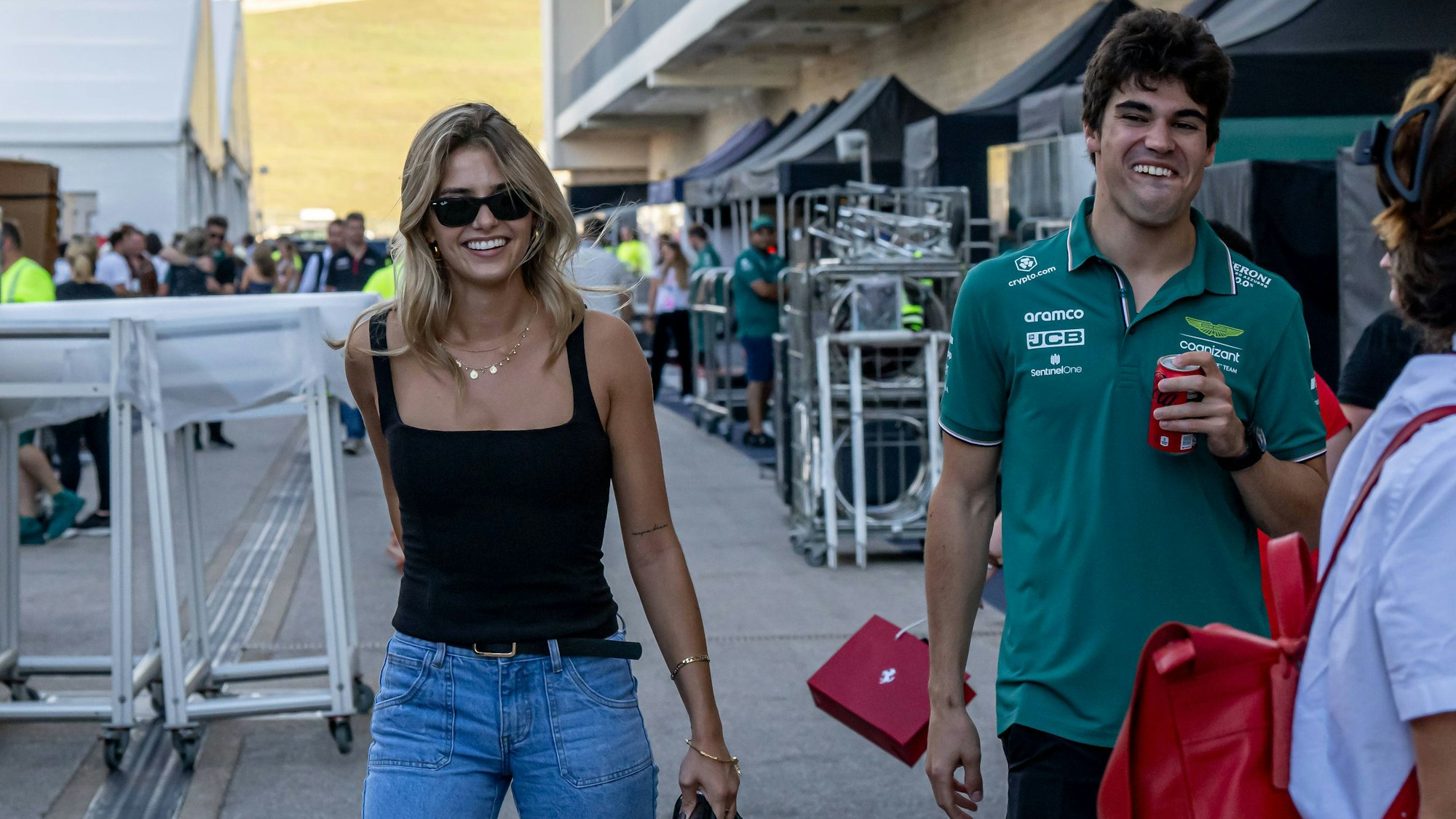 Sara Pagliaroli geht beim Grand Prix der Formel 1 in Austin an der Seite ihres Freundes Lance Stroll durch das Fahrerlager.