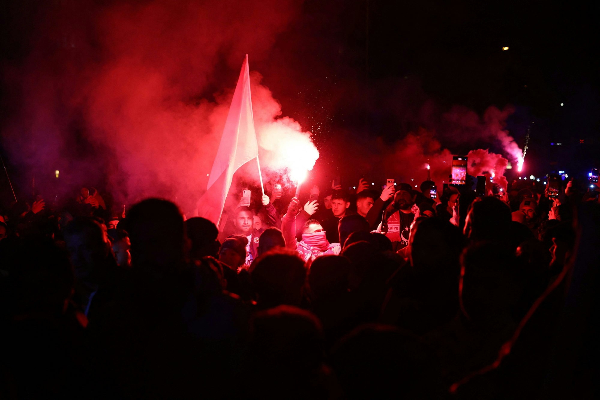 Türkische Fans zünden Pyrotechnik vor dem Länderspiel in Berlin.
