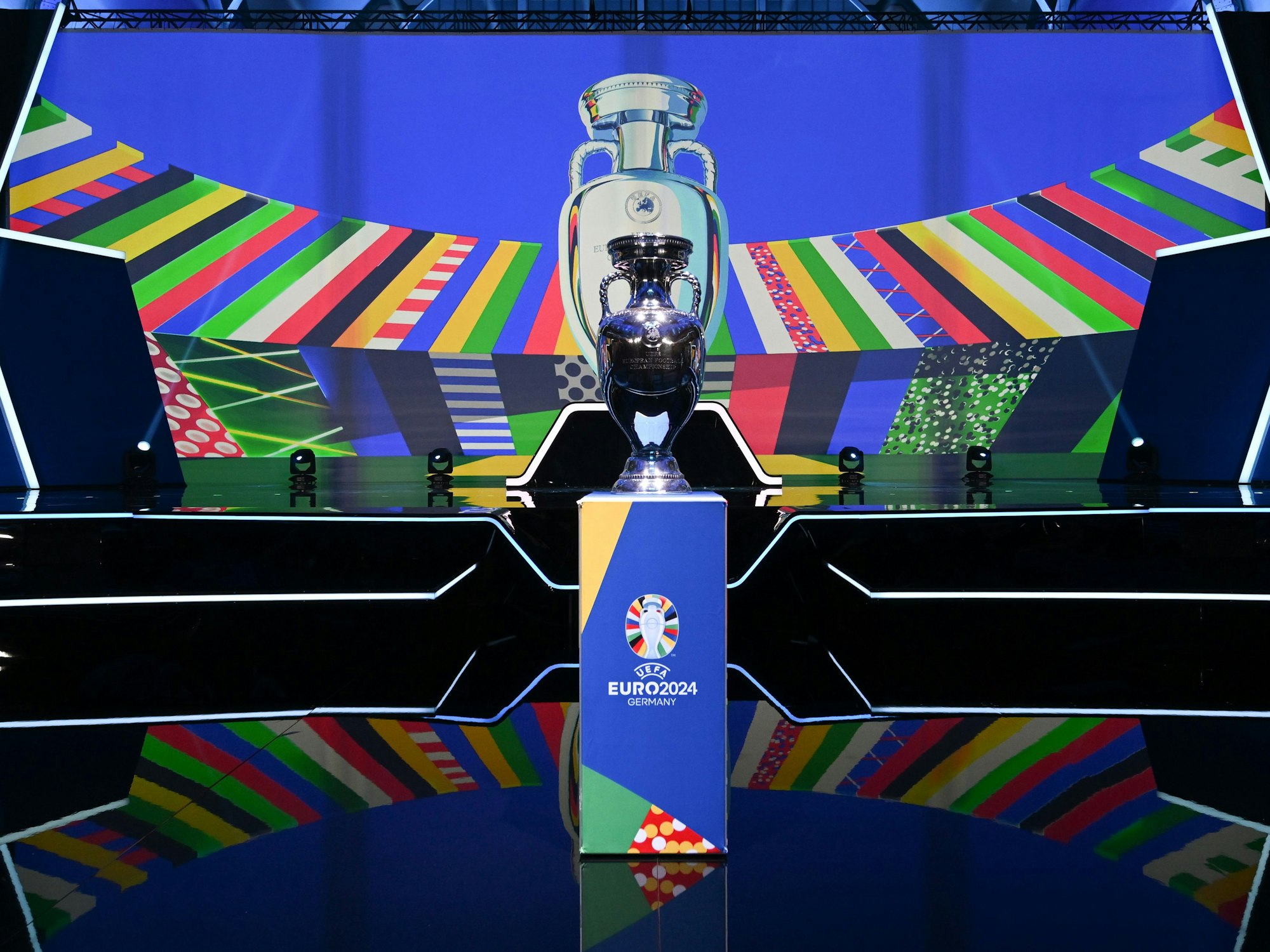 Der Europapokal wird in der Festhalle vor der Bühne präsentiert, auf der anschließend die Gruppen für die Qualifikationsphase ausgelost werden.