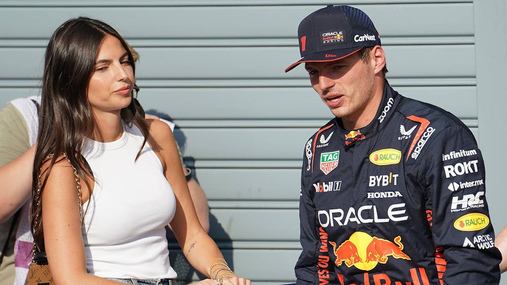 Max Verstappen steht nach dem Rennen der Formel 1 in Monza neben seiner Partnerin Kelly Piquet.