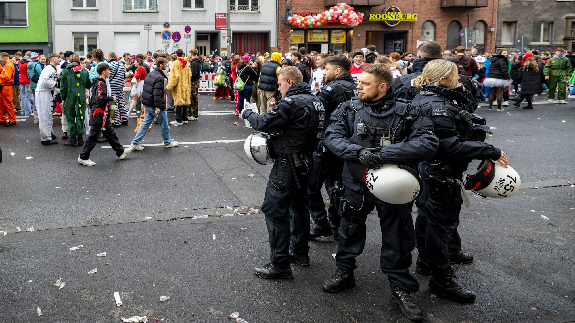 Polizeibeamte und -beamtinnen stehen am 11.11.2023  im Bereich der Zülpicher Straße.