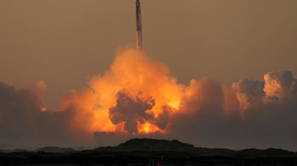 SpaceX's Mega-Rakete Starship startet zu einem Testflug.
