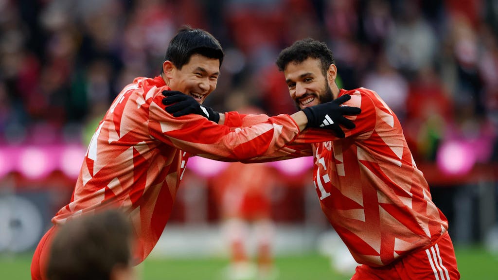 Min-jae Kim (l.) und Noussair Mazraoui wärmen sich vor dem Spiel des FC Bayern auf.&nbsp;