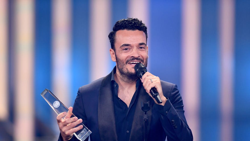 Sänger und Moderator Giovanni Zarrella freut sich bei der Verleihung vom Deutschen Fernsehpreis 2022 über die Auszeichnung in der Kategorie „Beste Einzelleistung/Moderation Unterhaltung“.
