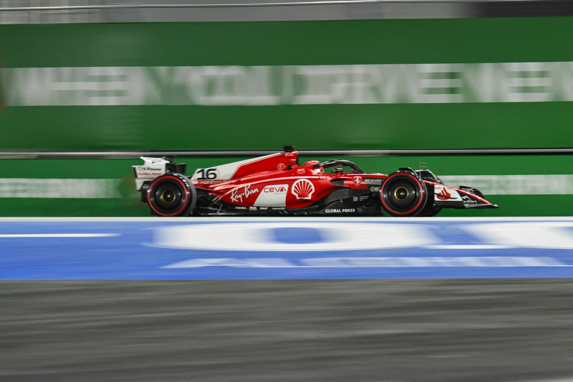 Der Ferrari von Charles Leclerc fährt beim Qualifying der Formel 1 in Las Vegas über die Strecke.