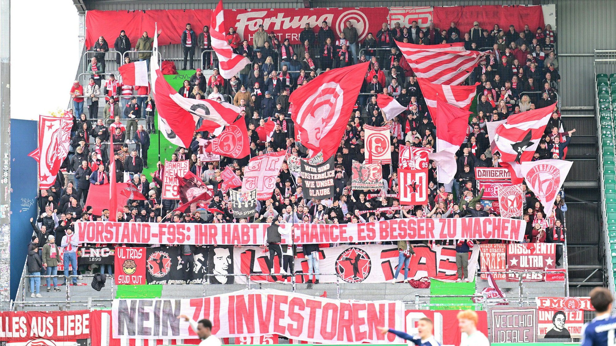 Die Fans von Fortuna Düsseldorf beim Spiel gegen Greuther Fürth im Gästeblock.