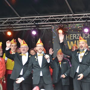 Die designierten Euskirchener Tollitäten Riccardo Mota Ramos (v.l.), Martin Niessen, Tobias Wiesen und Sascha Kremp stehen auf der Bühne, im Hintergrund weitere Karnevalisten.