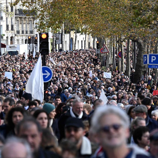 Schweigemarsch in Paris am Sonntag: Tausende fordern eine Beilegung des Konflikts im Nahen Osten.