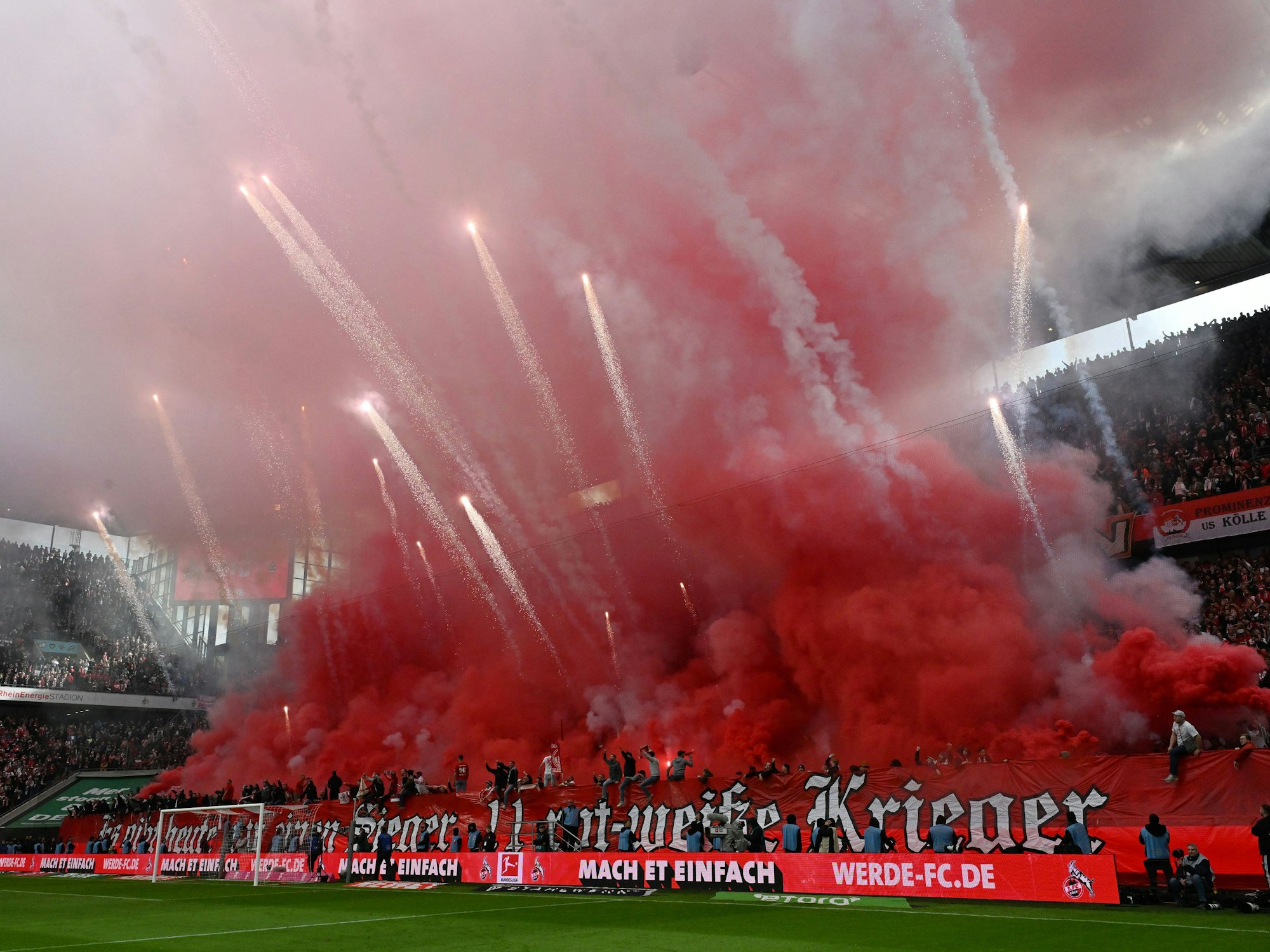 Die Kölner Fans zündeten vor dem Anpfiff Bengalos und Rauchtöpfe.