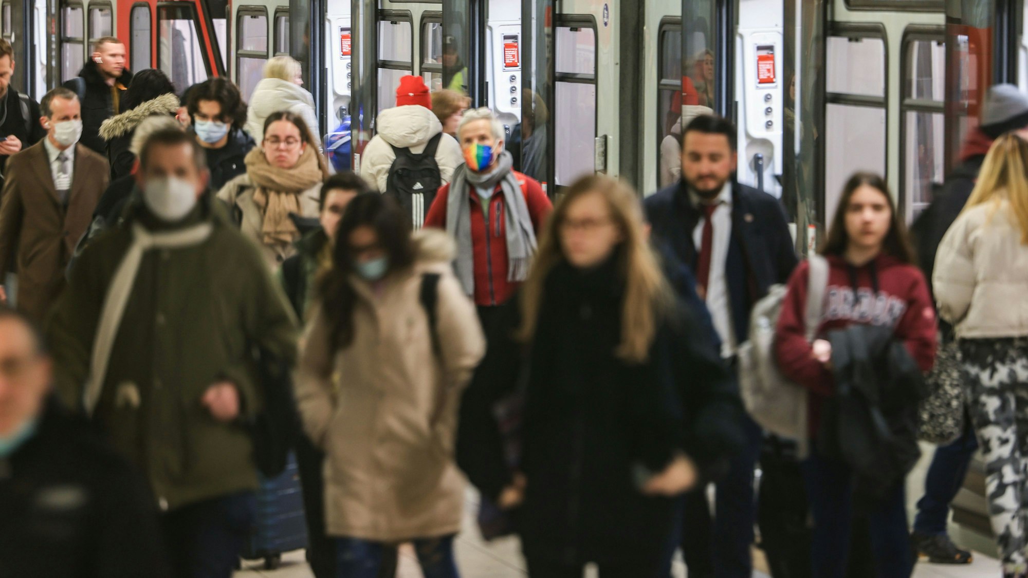 Fahrgäste laufen auf dem Bahnsteig der U-Bahn. Im öffentlichen Nahverkehr von Nordrhein-Westfalen gibt es keine Maskenpflicht mehr.