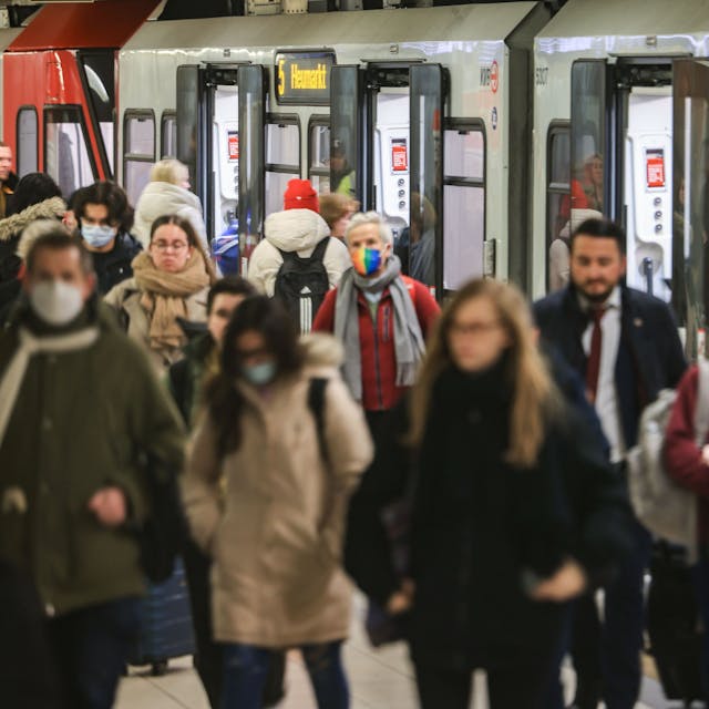 Fahrgäste laufen auf dem Bahnsteig der U-Bahn. Im öffentlichen Nahverkehr von Nordrhein-Westfalen gibt es keine Maskenpflicht mehr.&nbsp;
