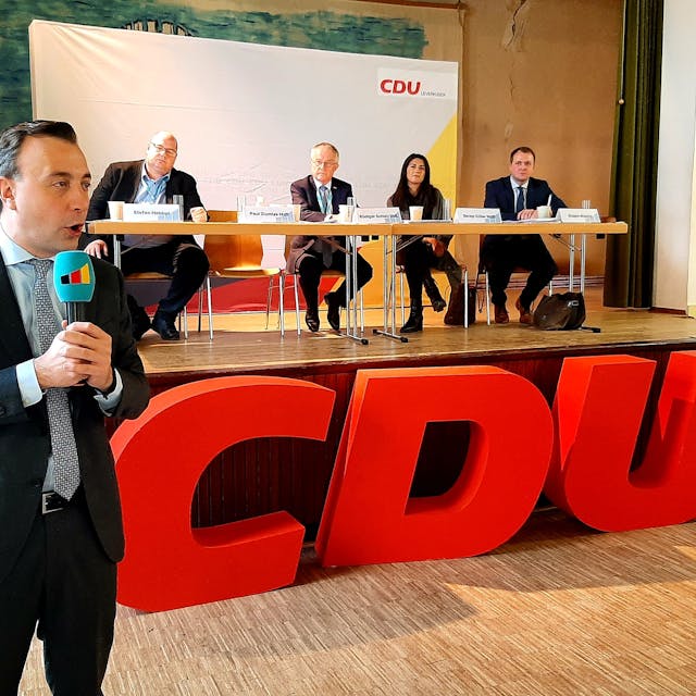 Paul Ziemiak (links) spricht vor den Mitgliedern beim Kreisparteitag der CDU Leverkusen im Pfarrzentrum von St. Stephanus in Bürrig.