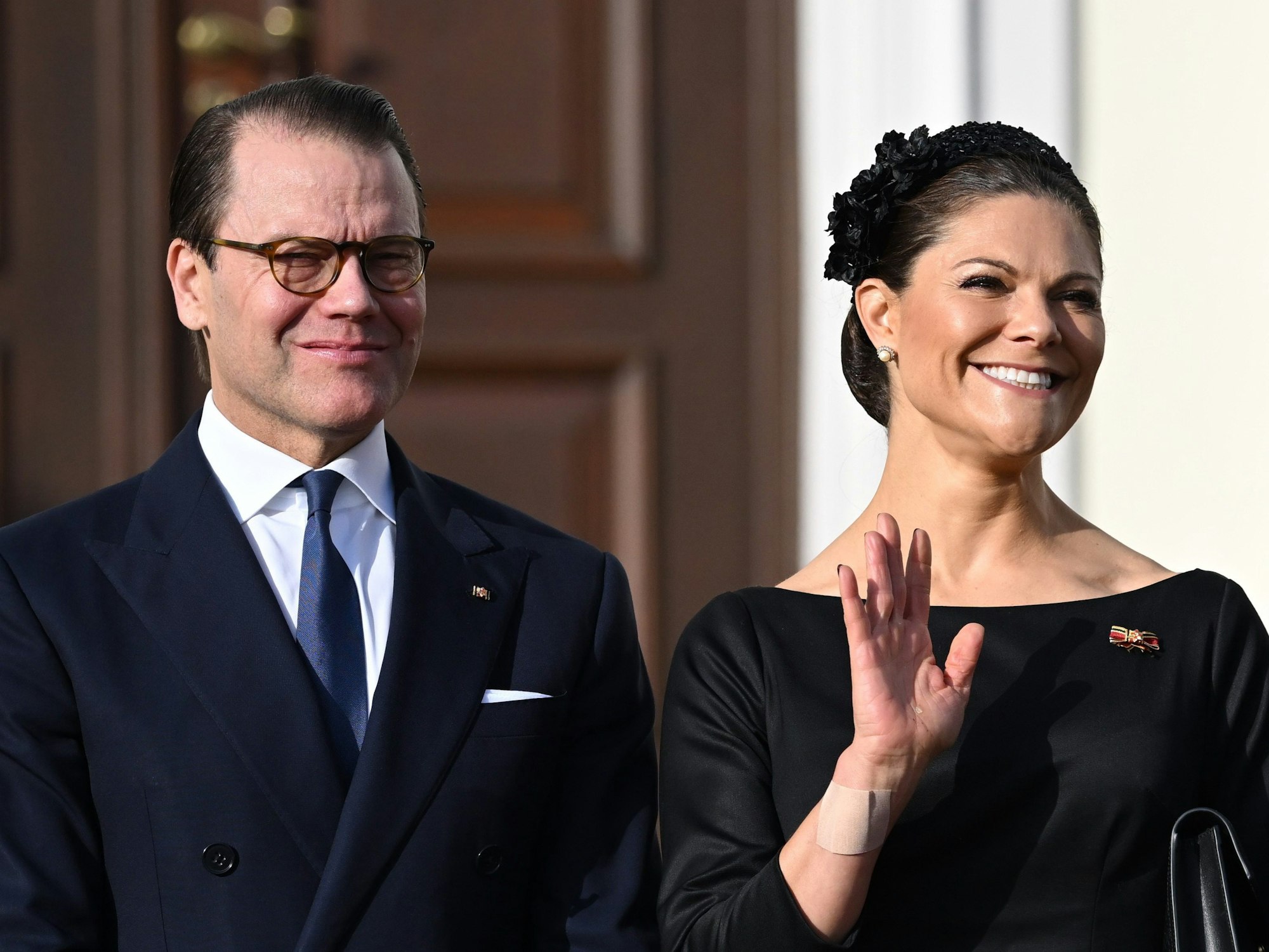 Die schwedische Kronprinzessin Victoria und ihr Ehemann Prinz Daniel werden im Schloss Bellevue empfangen.