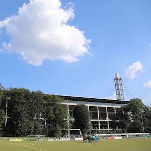 Die Westkampfbahn mit dem Kölner Stadion dahinter: An dieser Stelle steht nächstes Jahr das Medienzentrum.