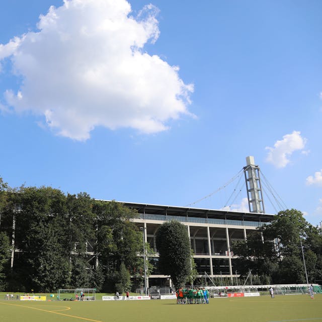 Die Westkampfbahn mit dem Kölner Stadion dahinter: An dieser Stelle steht nächstes Jahr das Medienzentrum.