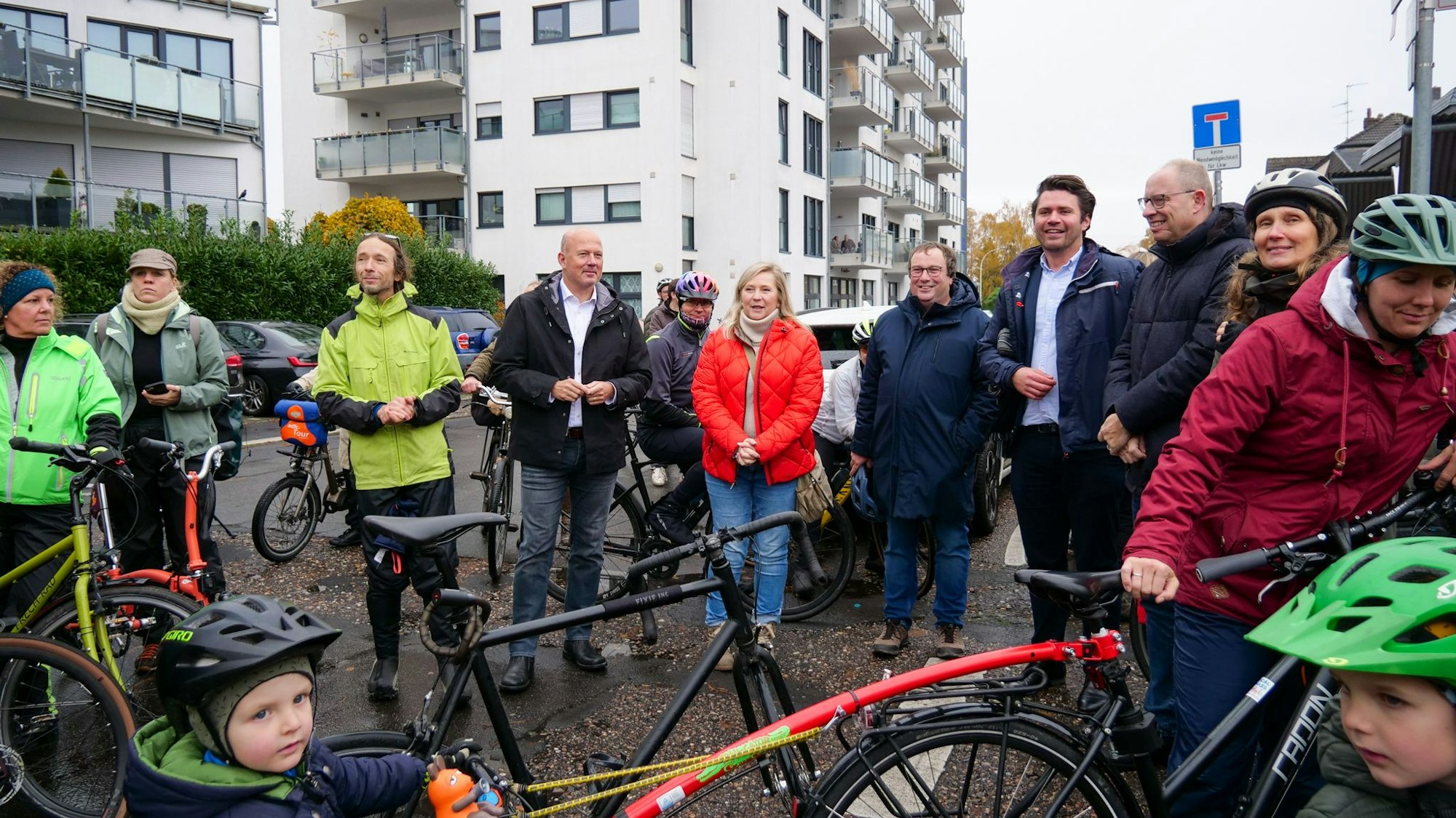 Auf dem Foto sind unter anderem NRW-Verkehrsminister Oliver Krischer, Landrat Frank Rock und Frechens Bürgermeisterin Susanne Stupp zu sehen.