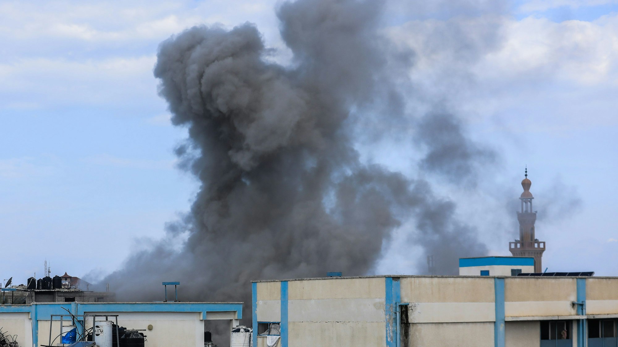 Chan Junis: Rauch steigt am 14. November von einem israelischen Luftangriff neben dem Nasser-Krankenhaus auf.