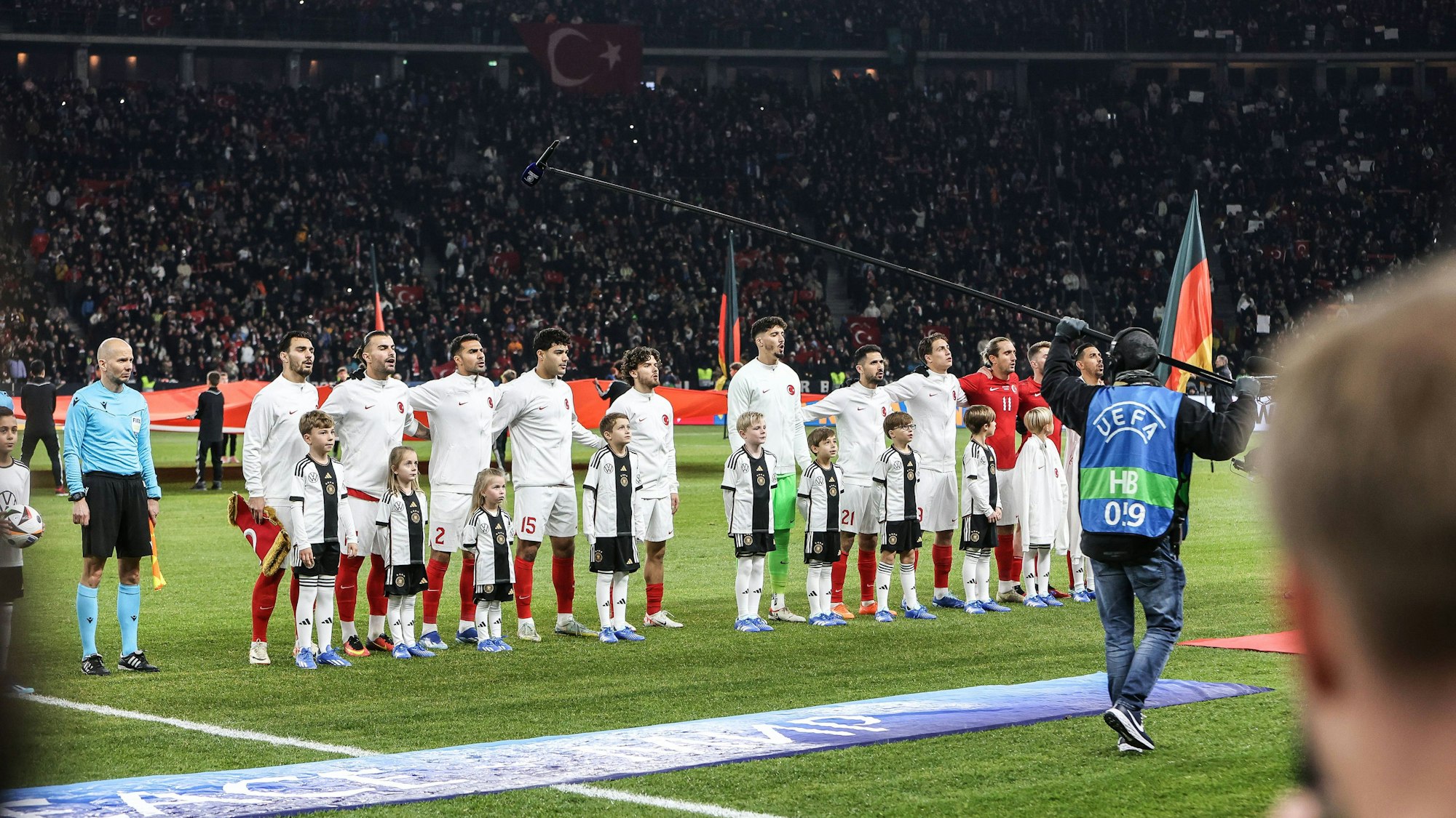 Die türkischen Nationalspieler stehen beim Länderspiel in Deutschland während der Nationalhymnen auf dem Platz.