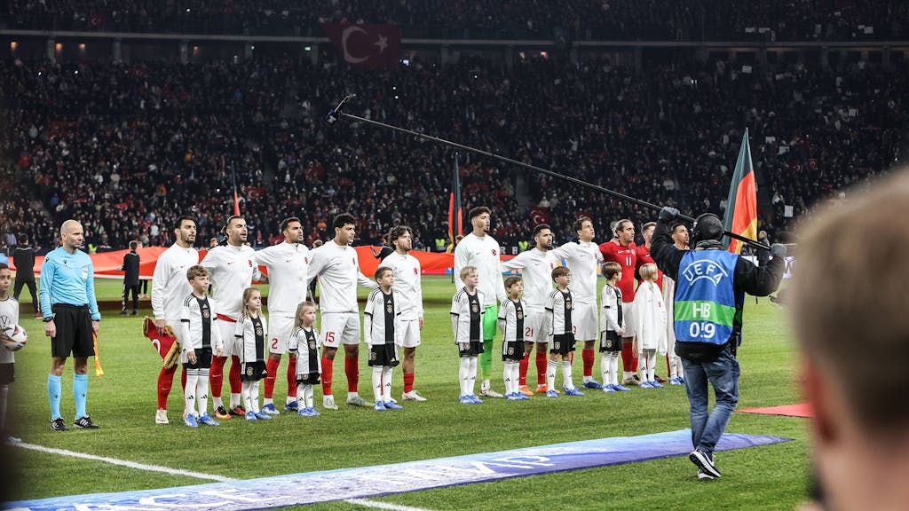 Die türkischen Nationalspieler stehen beim Länderspiel in Deutschland während der Nationalhymnen auf dem Platz.