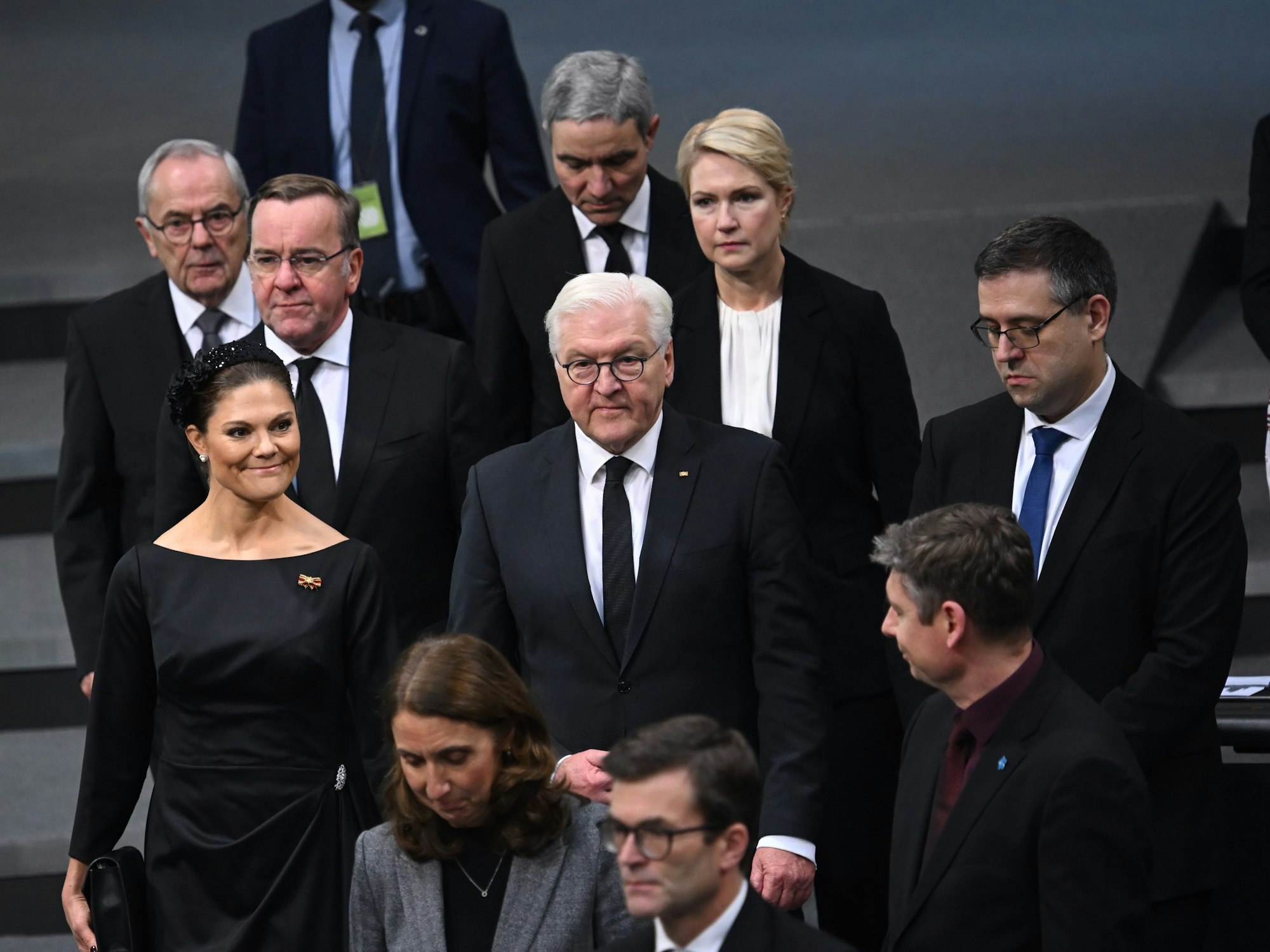 Die schwedische Kronprinzessin Victoria (l) wird von Bundespräsident Frank-Walther Steinmeier (M), Boris Pistorius (SPD, l), Bundesverteidigungsminister, und Manuela Schwesig (Hintergrund r), Bundesratspräsidentin, in den Bundestag begleitet.
