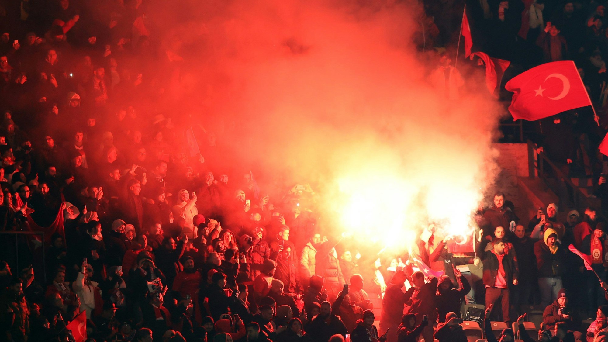 Türkische Fans jubeln nach dem Schlusspfiff über den 3:2-Sieg.