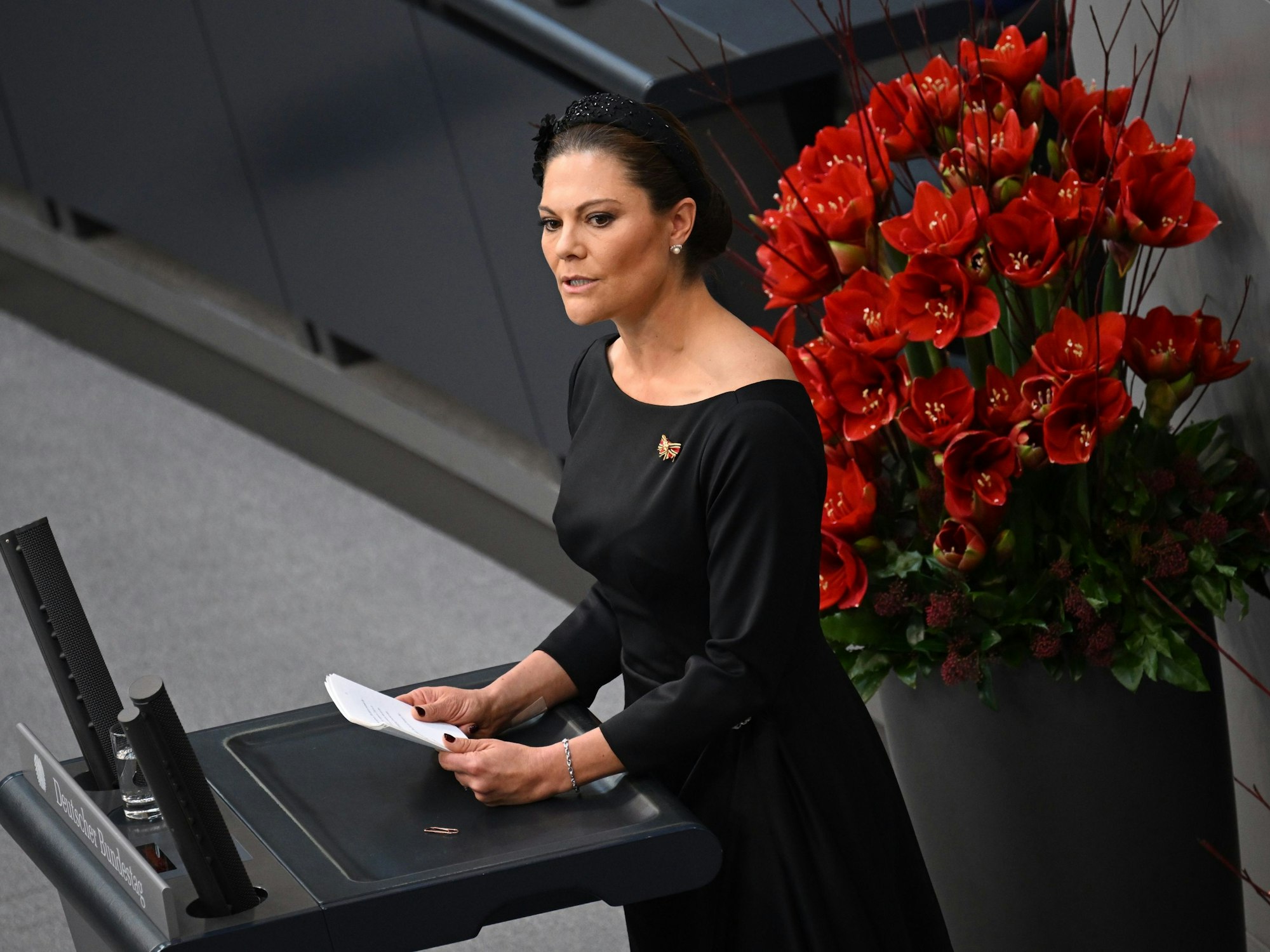 Kronprinzessin Victoria spricht im Bundestag bei der zentralen Gedenkveranstaltung des Volksbundes Deutsche Kriegsgräberfürsorge.