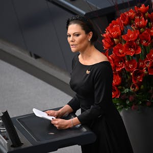 Kronprinzessin Victoria spricht im Bundestag bei der zentralen Gedenkveranstaltung zum Volkstrauertag.