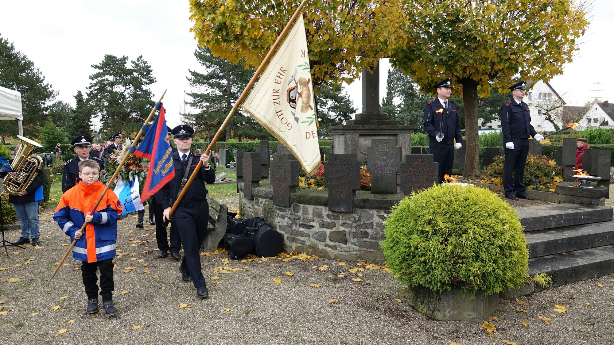Die Freiwillige Feuerwehr ging dem Friedenszug voran, der zum Ehrenmal auf dem Friedhof an der Bonner Straße zog.
