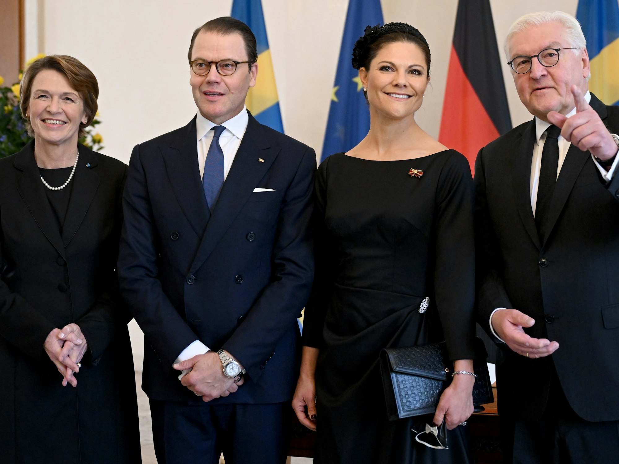 Die schwedische Kronprinzessin Victoria (2.v.r.) und ihr Ehemann Prinz Daniel (2.v.l.) werden von Bundespräsident Frank-Walter Steinmeier (r) und seiner Frau Elke Büdenbender (l) im Schloss Bellevue empfangen.