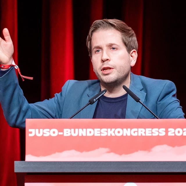 18.11.2023, Niedersachsen, Braunschweig: Kevin Kühnert, Generalsekretär der SPD, spricht beim Bundeskongress der Jungsozialisten (Jusos). Foto: Moritz Frankenberg/dpa +++ dpa-Bildfunk +++