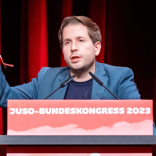 18.11.2023, Niedersachsen, Braunschweig: Kevin Kühnert, Generalsekretär der SPD, spricht beim Bundeskongress der Jungsozialisten (Jusos). Foto: Moritz Frankenberg/dpa +++ dpa-Bildfunk +++