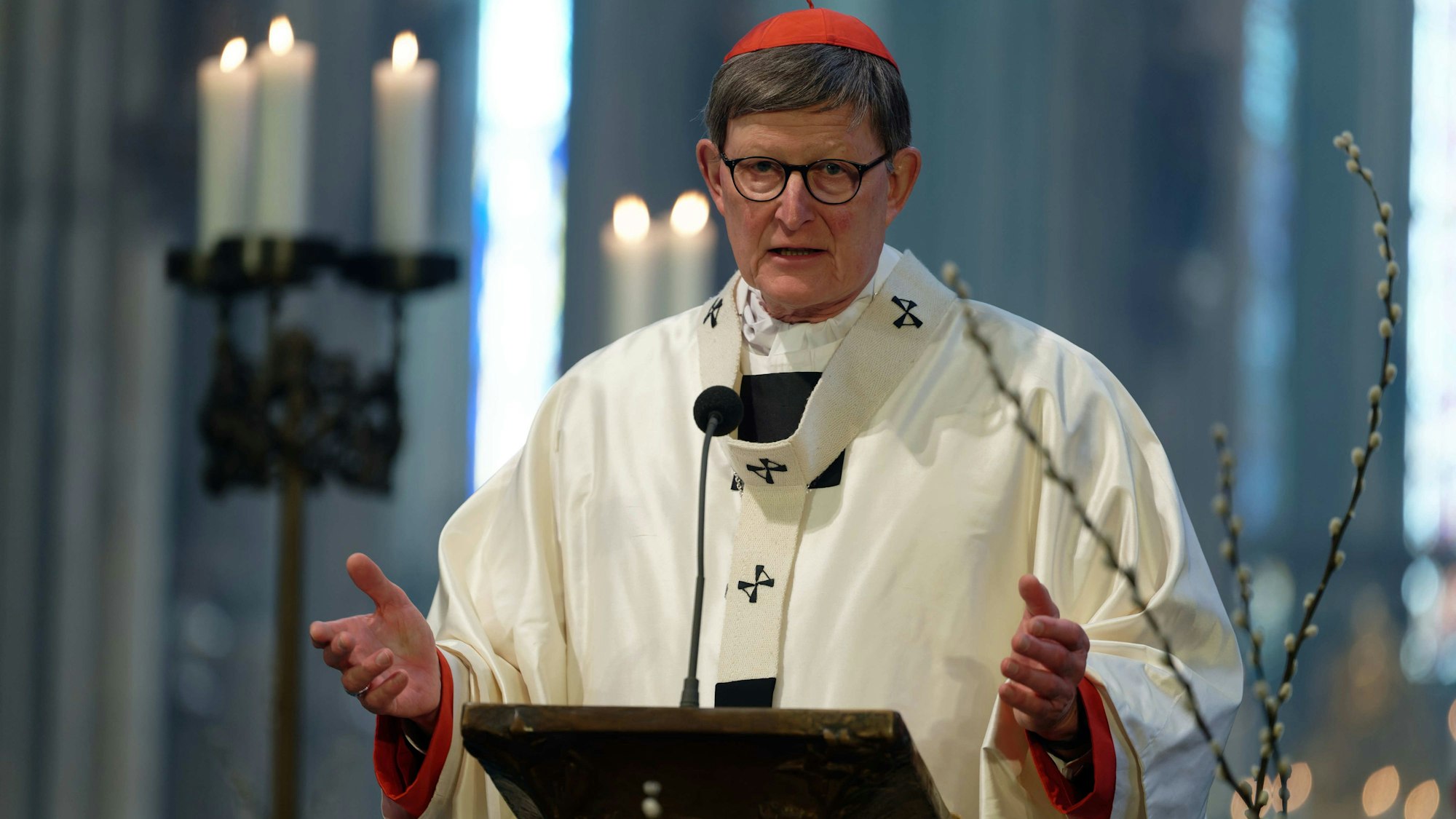 Der Kölner Kardinal Rainer Maria Woelki predigtim Pontifikalamt zum Ostersonntag 2023 im Kölner Dom