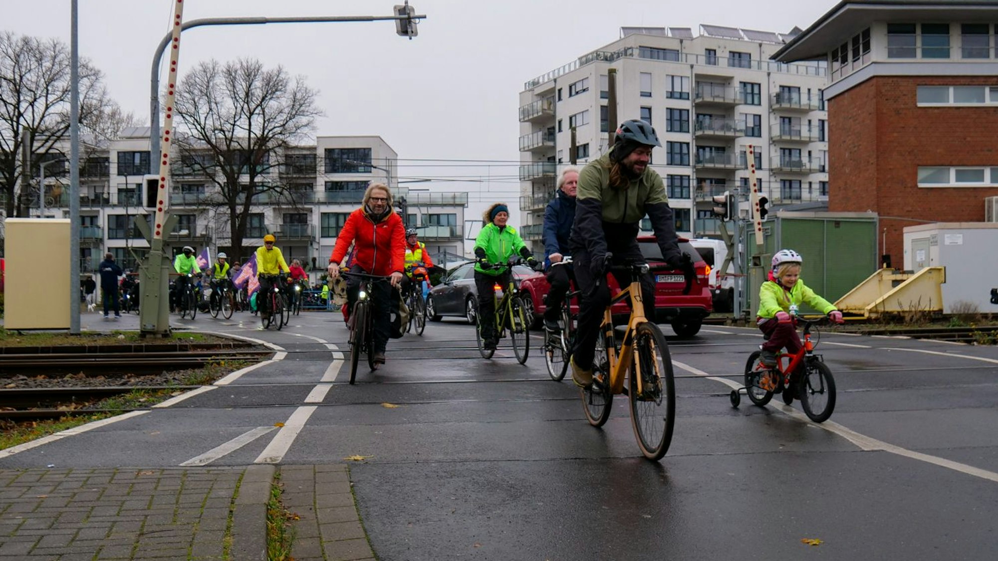 Auf dem Foto sind Teilnehmer der Fahrraddemo zu sehen.